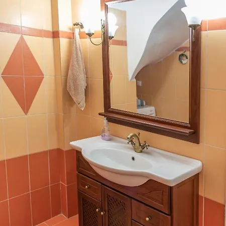 Mema's -2 Bedrooms- With Stunning Sea View Holiday home *